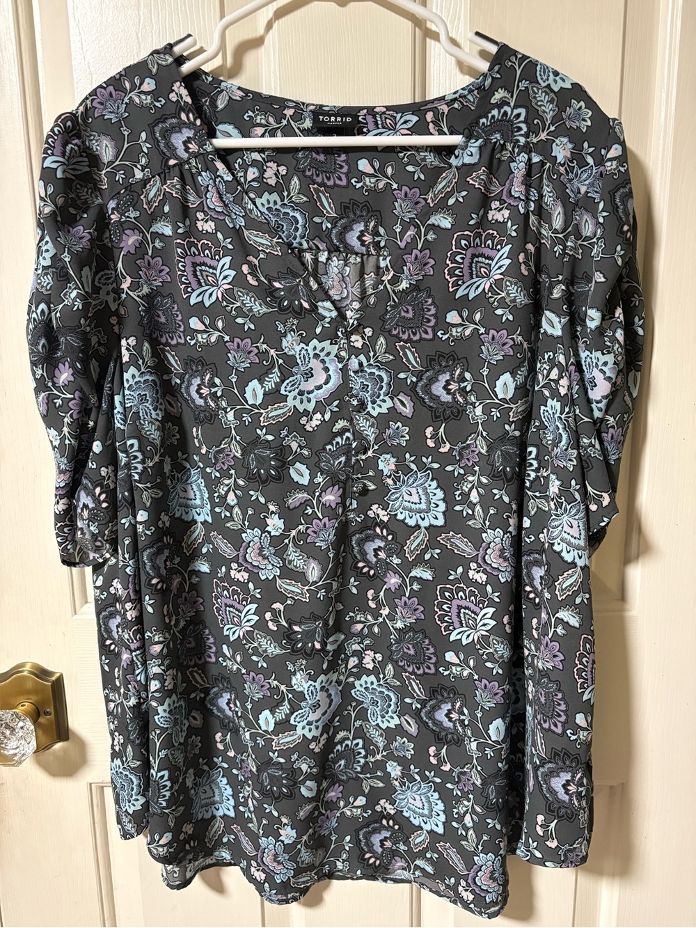 Torrid Size 3 Harper Blouse Popover Gray Lilac Aqua Floral Top Ruched Sleeves